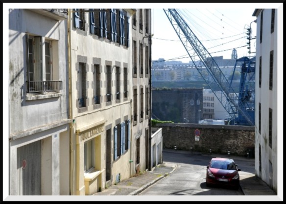  Au fond, l'église St Louis et en avant plan de l'église, les immeubles du  boulevard Jean Moulin