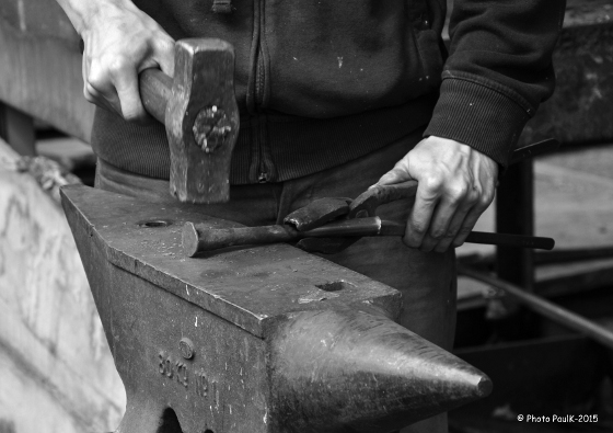 Force et précision.