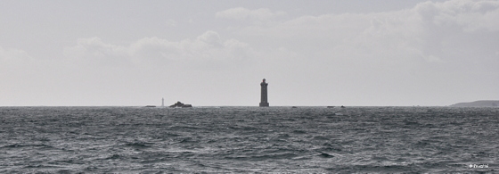 Au premier plan Kéréon , au fond la silouette du phare de la Jument.