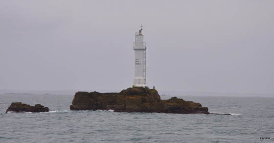 Balisant l'entrée de Molène, le phare des 3 pierres.