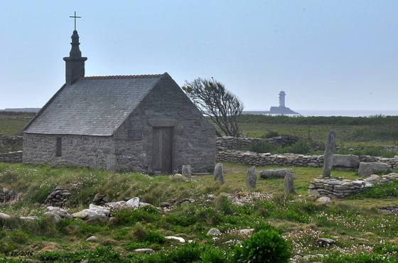 La chapelle St Corentin à la pointe ouest de l'île. En arrière plan, la corne de brune du Gueveur. 
