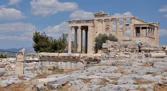 Erechthéion et les Cariatides visibles sur les colonnades de droite