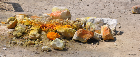 Fumeroles-et roche incandescante