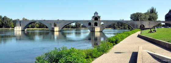 Sur le pont d'Avignon, entrons dans la danse.